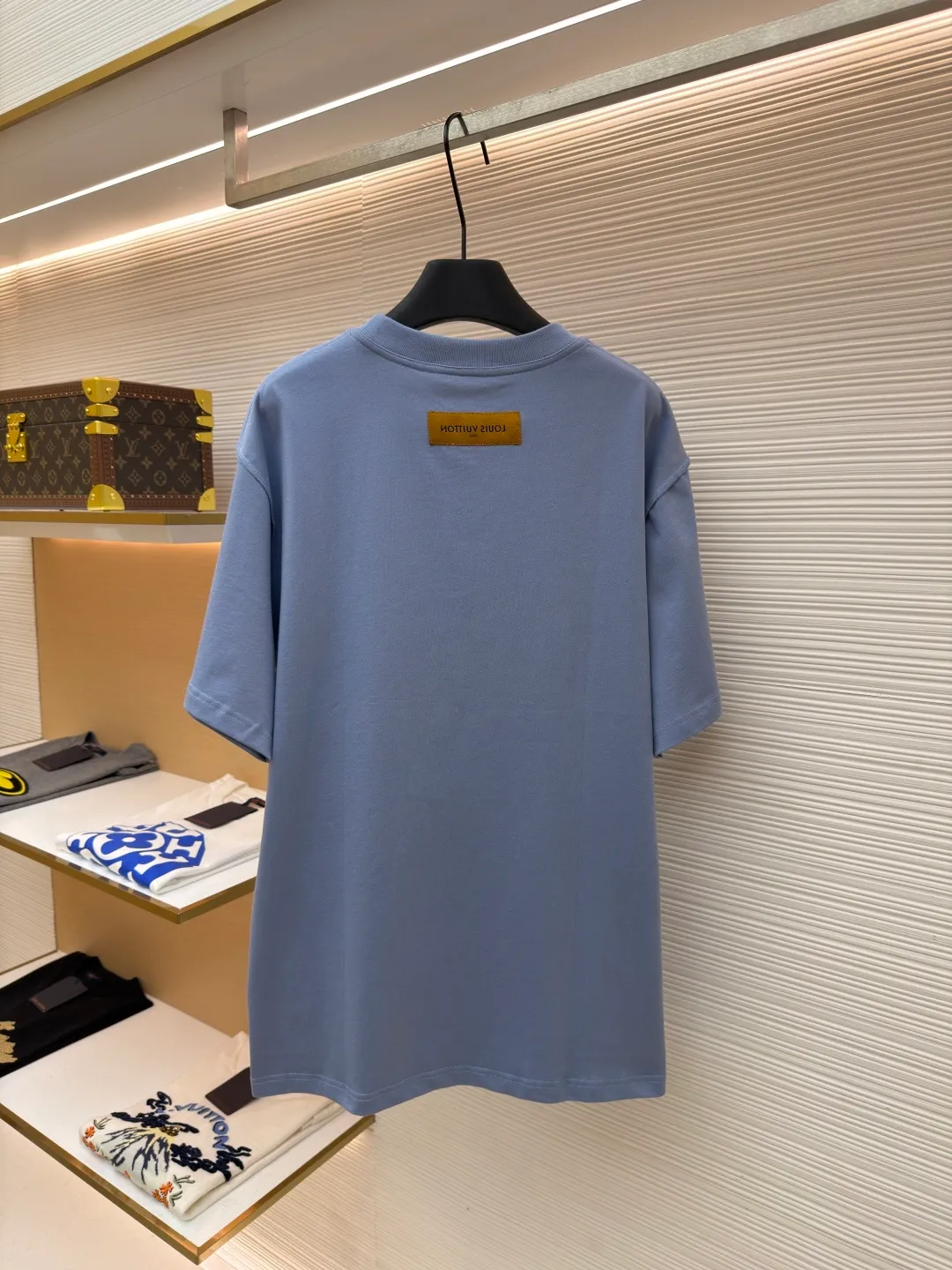 LOUISVUITTON embossed small label T-shirt ●Authentic product: purchased and developed by 5450 ●Item number: 1682105-A00 ●Fabric: pure cotton fabric ●Technology: embossed production ●Version: fitted version ●Weight: about 300 grams ●Size: XS-S-M-L ●Description: Fabric is 40S/2 Double-strand smooth cotton plain weave, dust-free wool processing; matching 40s single-strand combed cotton, 280g cylindrical machine rib. The front panel is stamped and filled. After low-temperature stamping with a steel stamp, the inside is filled with foam cotton. The bottom surface is directly sealed with low-temperature hot melt glue at 80 degrees Celsius. The integrated machine operation makes the relief pattern three-dimensional and full and stylish. High-quality products require natural and beautiful products. The overall wiring is straight and delicate, the fabric is comfortable and soft, and the color is consistent without color difference. It can be matched with the same style to create a fashionable look and control various occasions. Customized accessories, complete with three standards, same style for men and women!